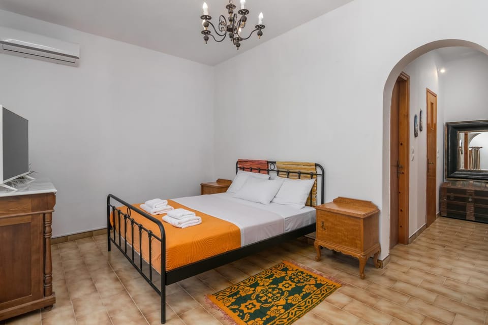 Bed, TV and multimedia, Bedroom, air conditioner