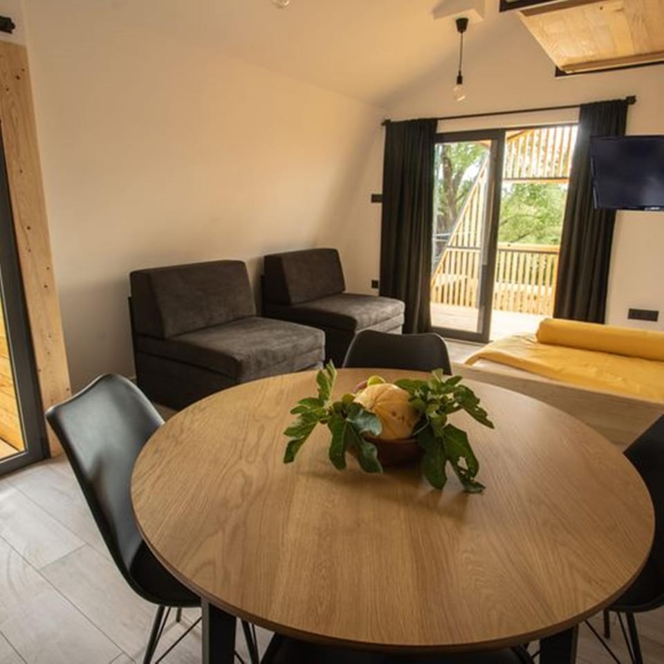 Seating area, Dining area