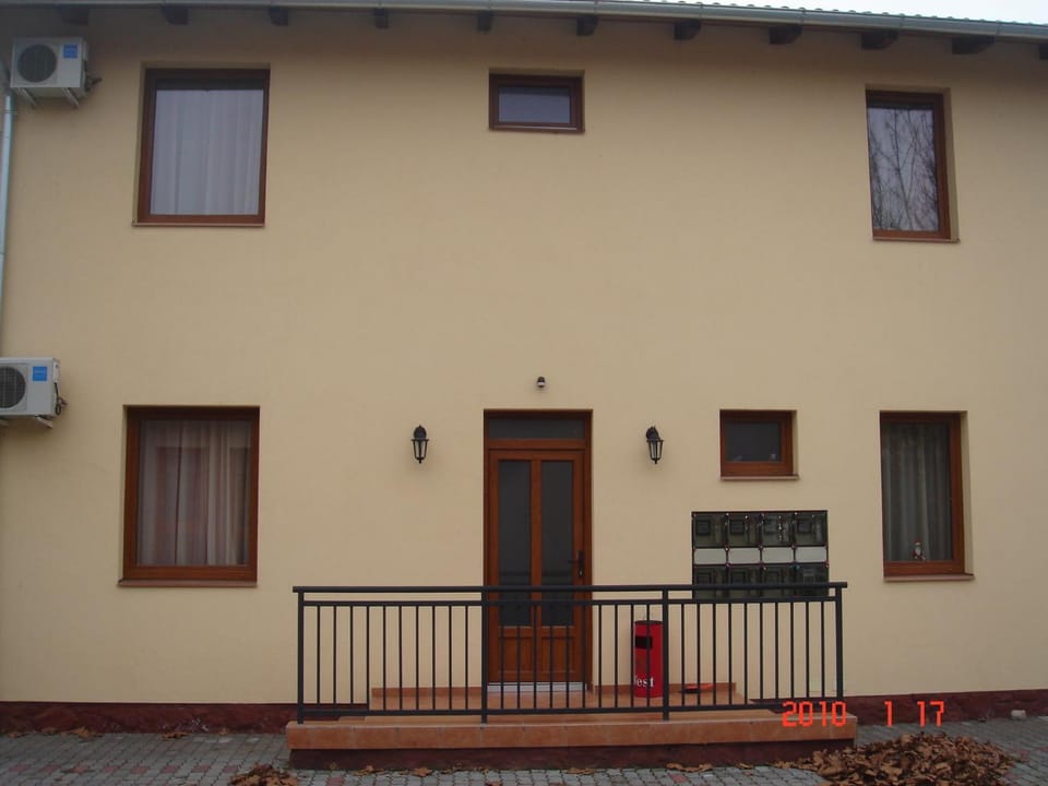 Facade/entrance