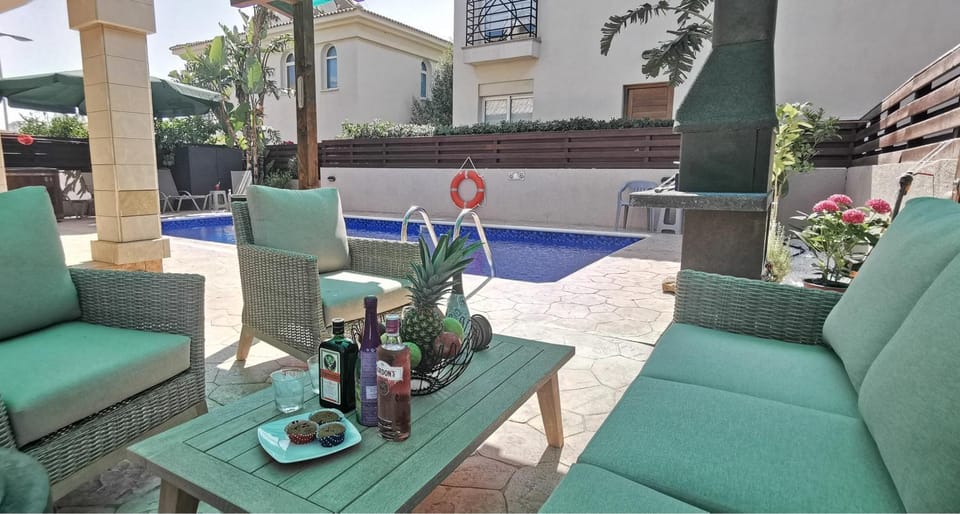 Patio, Swimming pool, Alcoholic drinks