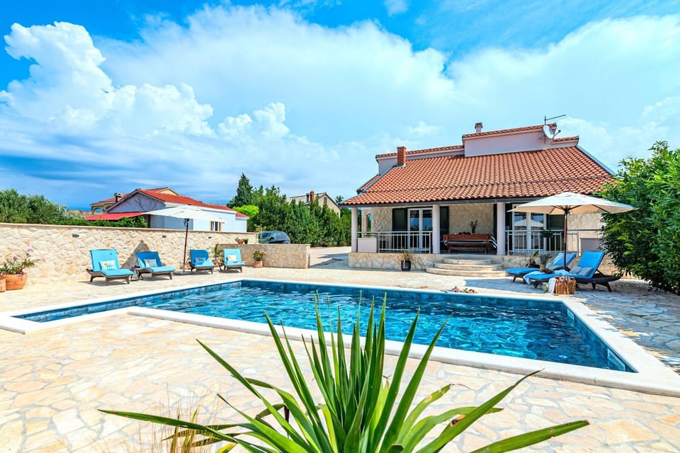Property building, Patio, Day, Pool view, Swimming pool, sunbed