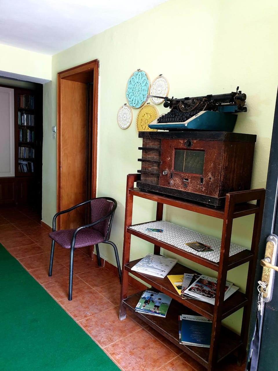 Facade/entrance, Library, Seating area, hair dresser