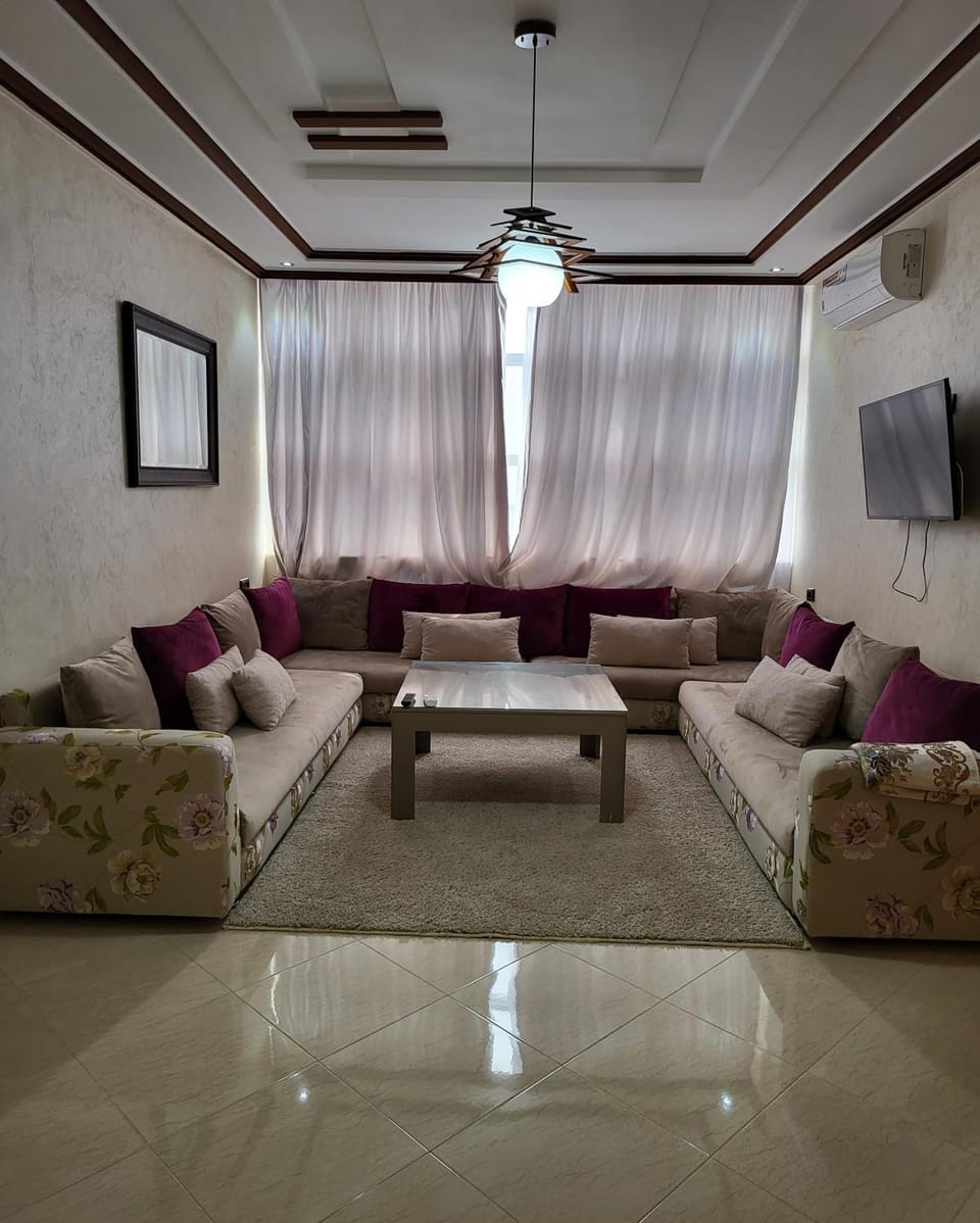 TV and multimedia, Living room, Seating area, air conditioner