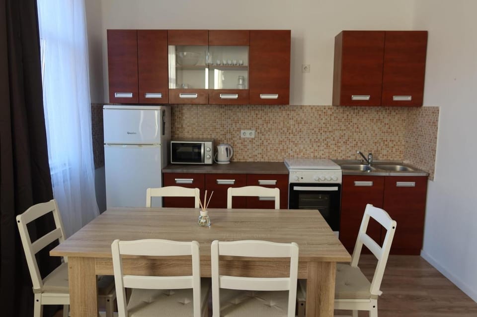Kitchen or kitchenette, Dining area, dishwasher, oven, pet friendly, stove