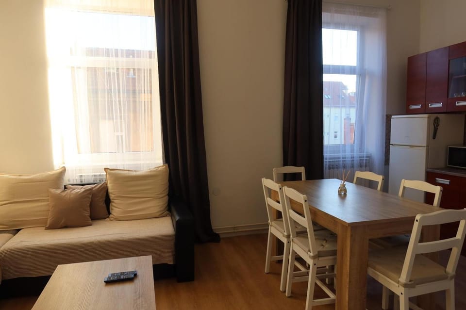 Kitchen or kitchenette, Living room, Seating area, Dining area