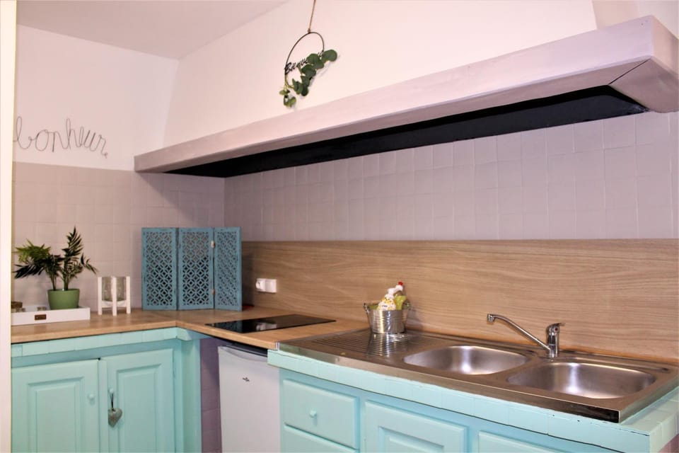 Coffee/tea facilities, Kitchen or kitchenette, Communal kitchen, stove