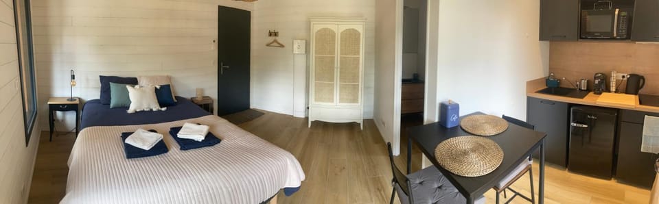 Bed, Kitchen or kitchenette, Photo of the whole room, Dining area