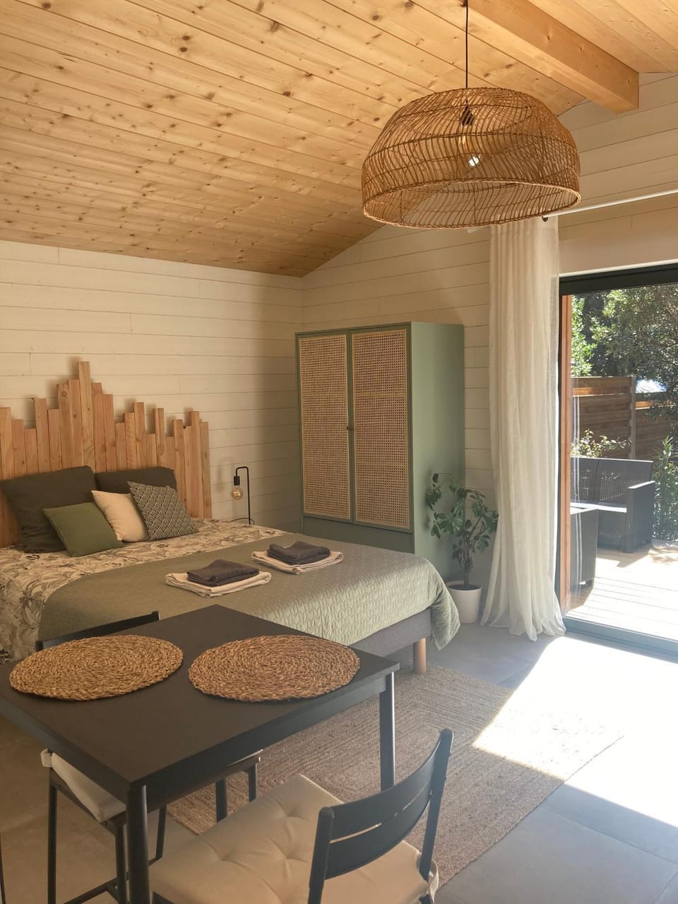Bed, Dining area, wardrobe