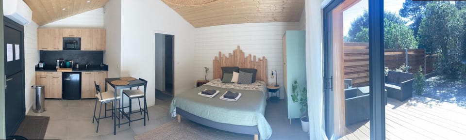 Bed, Kitchen or kitchenette, Dining area