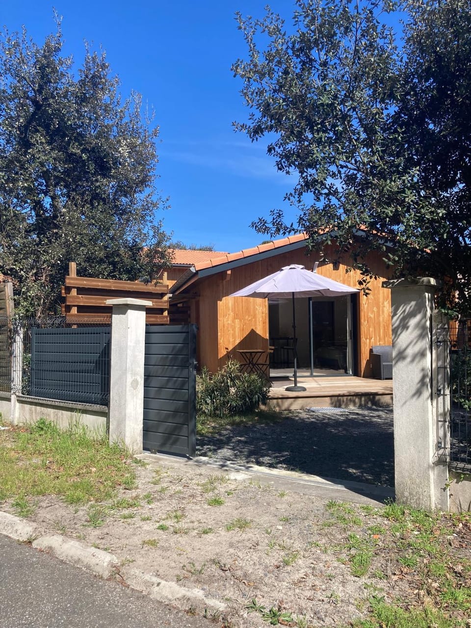 Property building, Garden, Parking