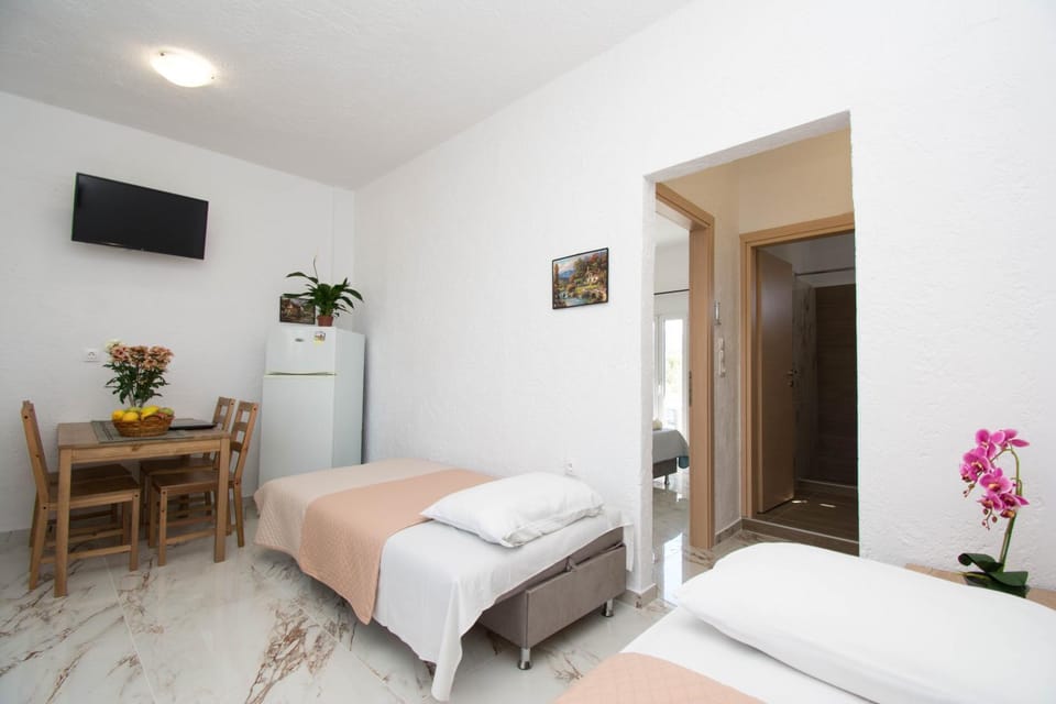 Bed, TV and multimedia, Kitchen or kitchenette, Bedroom