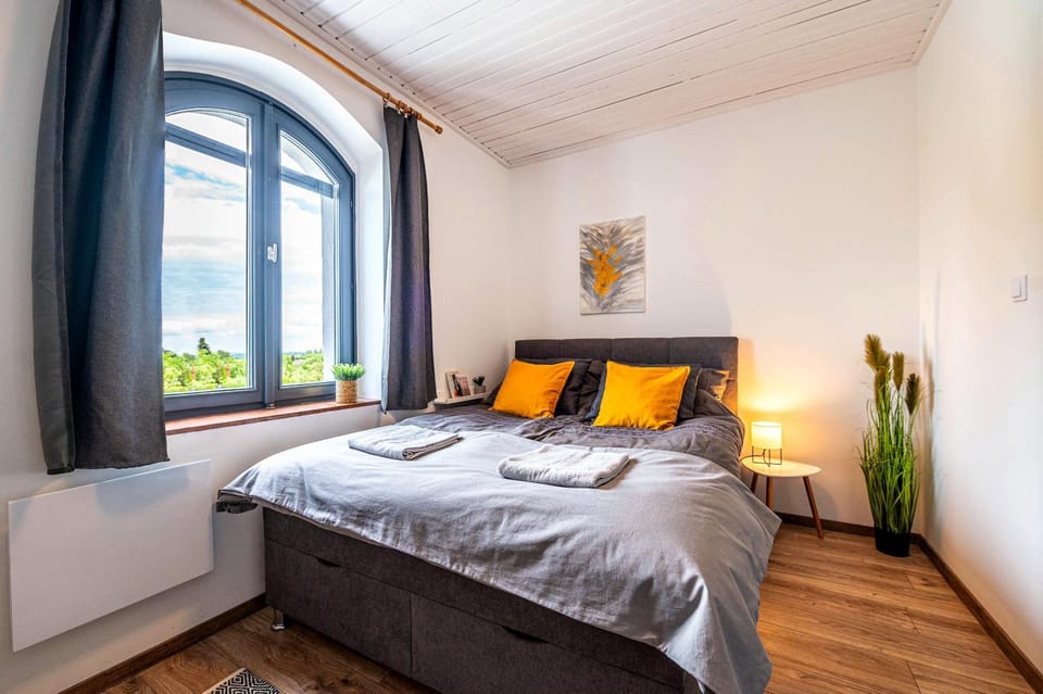 Bed, Bedroom, air conditioner