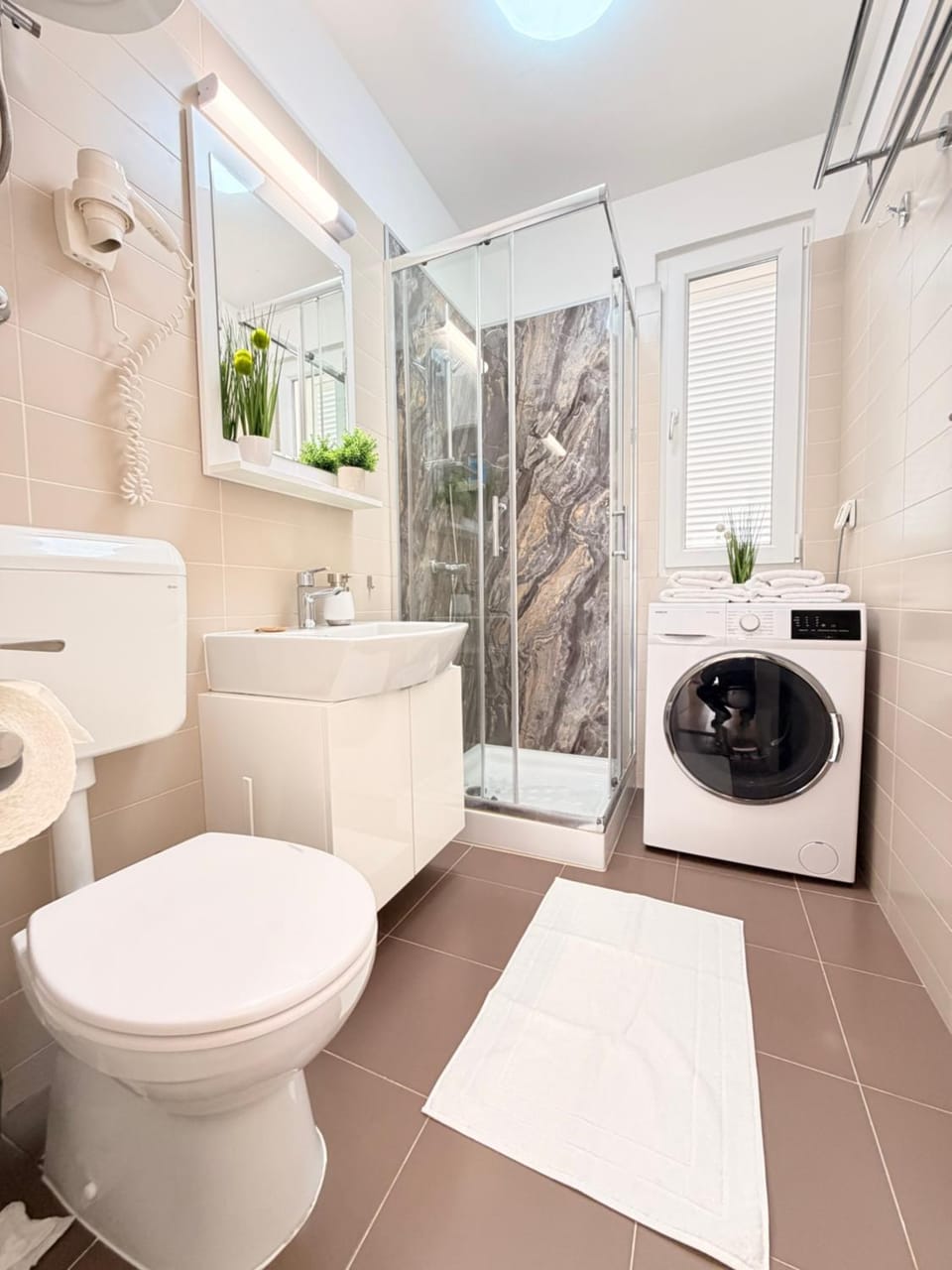 Shower, Toilet, Bathroom, towels