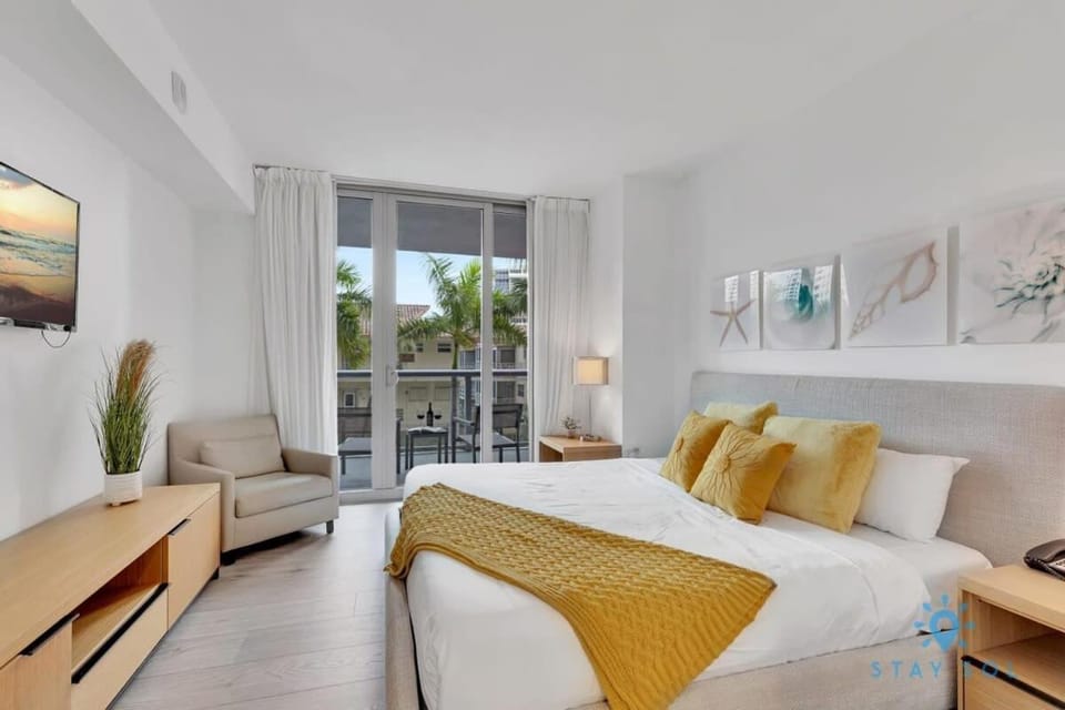 MODERN Resort Modern apartment 2 BR 2 BR POOL Apartment in Hallandale Beach