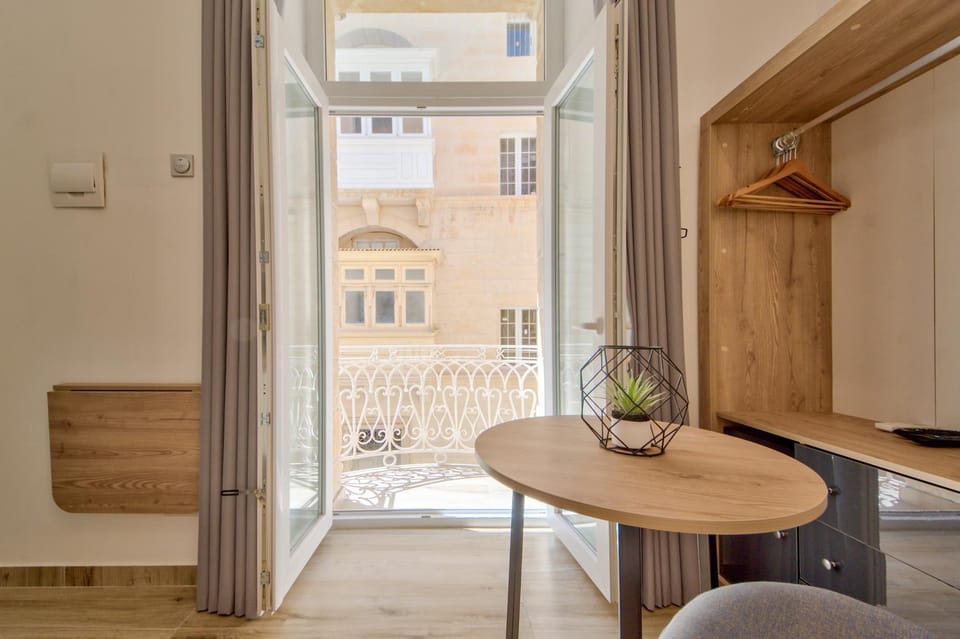 View (from property/room), Balcony/Terrace, Seating area, City view