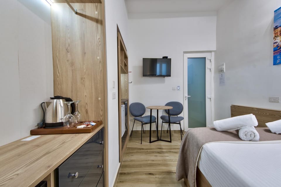 Bed, TV and multimedia, Coffee/tea facilities, Seating area, hair dresser, towels