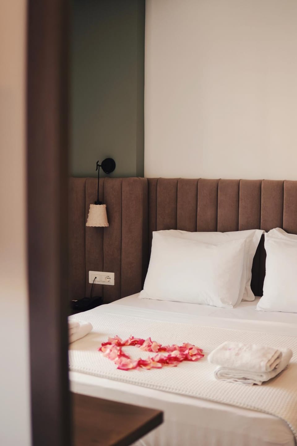 Bed, Bedroom, towels