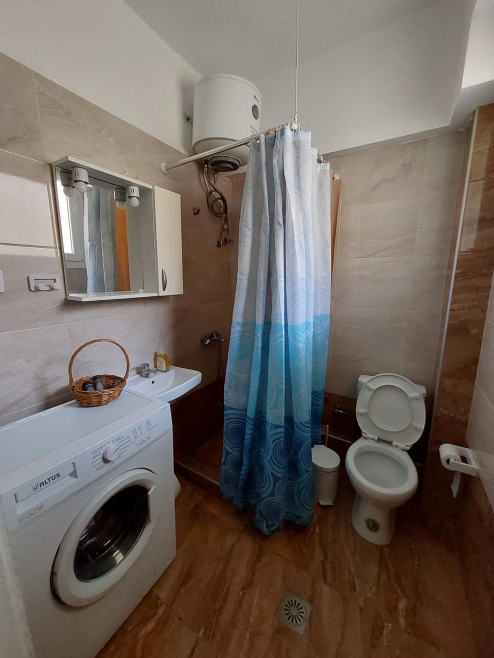 Shower, Toilet, bidet, towels, washing machine