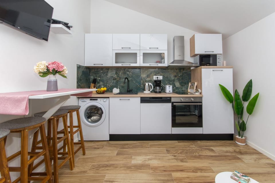 Kitchen or kitchenette, Dining area