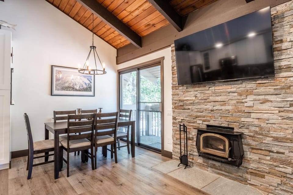 Horizons IV #156 New Luxurious Listing! Fully Remodeled 2 Bedroom Plus Loft 3 Full Bathroom Sleeps 8 House in Mammoth Lakes
