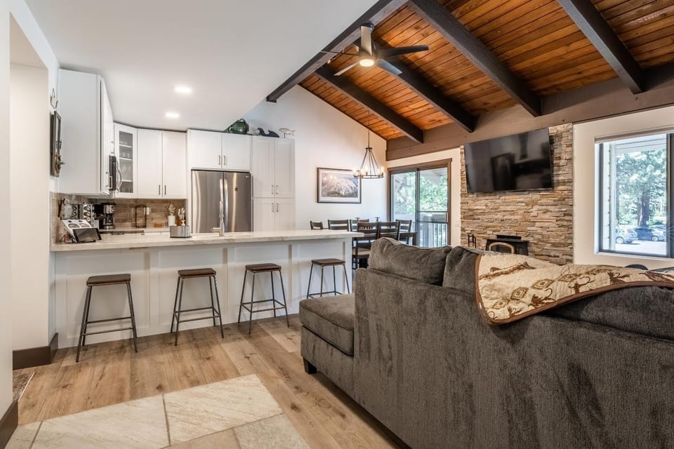 Horizons IV #156 New Luxurious Listing! Fully Remodeled 2 Bedroom Plus Loft 3 Full Bathroom Sleeps 8 House in Mammoth Lakes