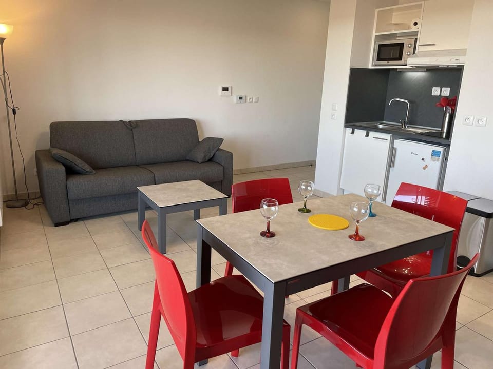 Studio cabine neuf avec terrasse proche plage et centre, parking privé inclus - FR-1-250-185 Cabin in Le Grau-du-Roi
