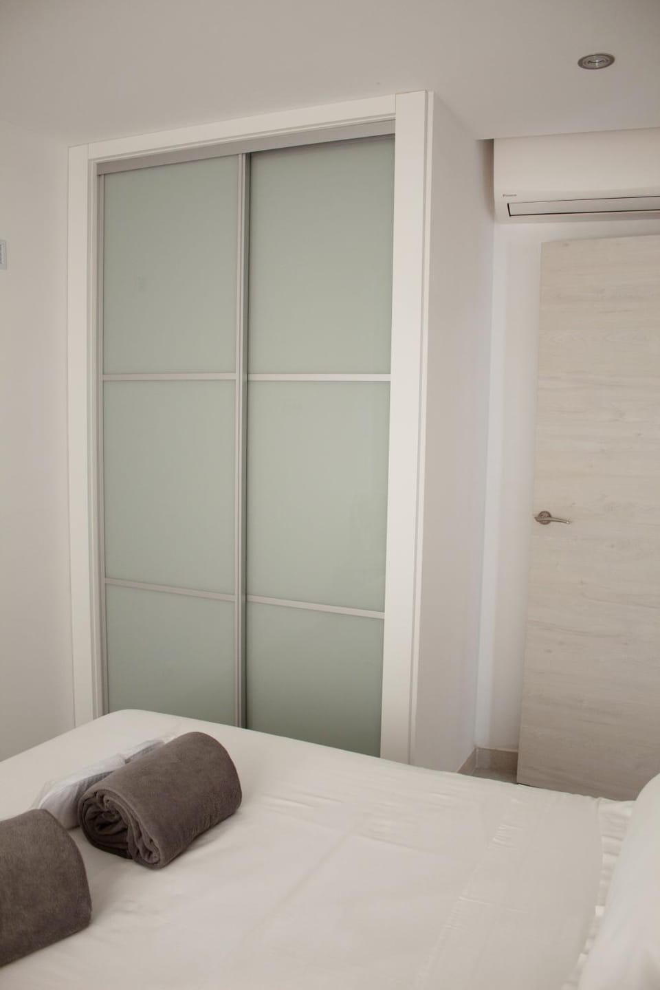 Photo of the whole room, Bedroom, wardrobe