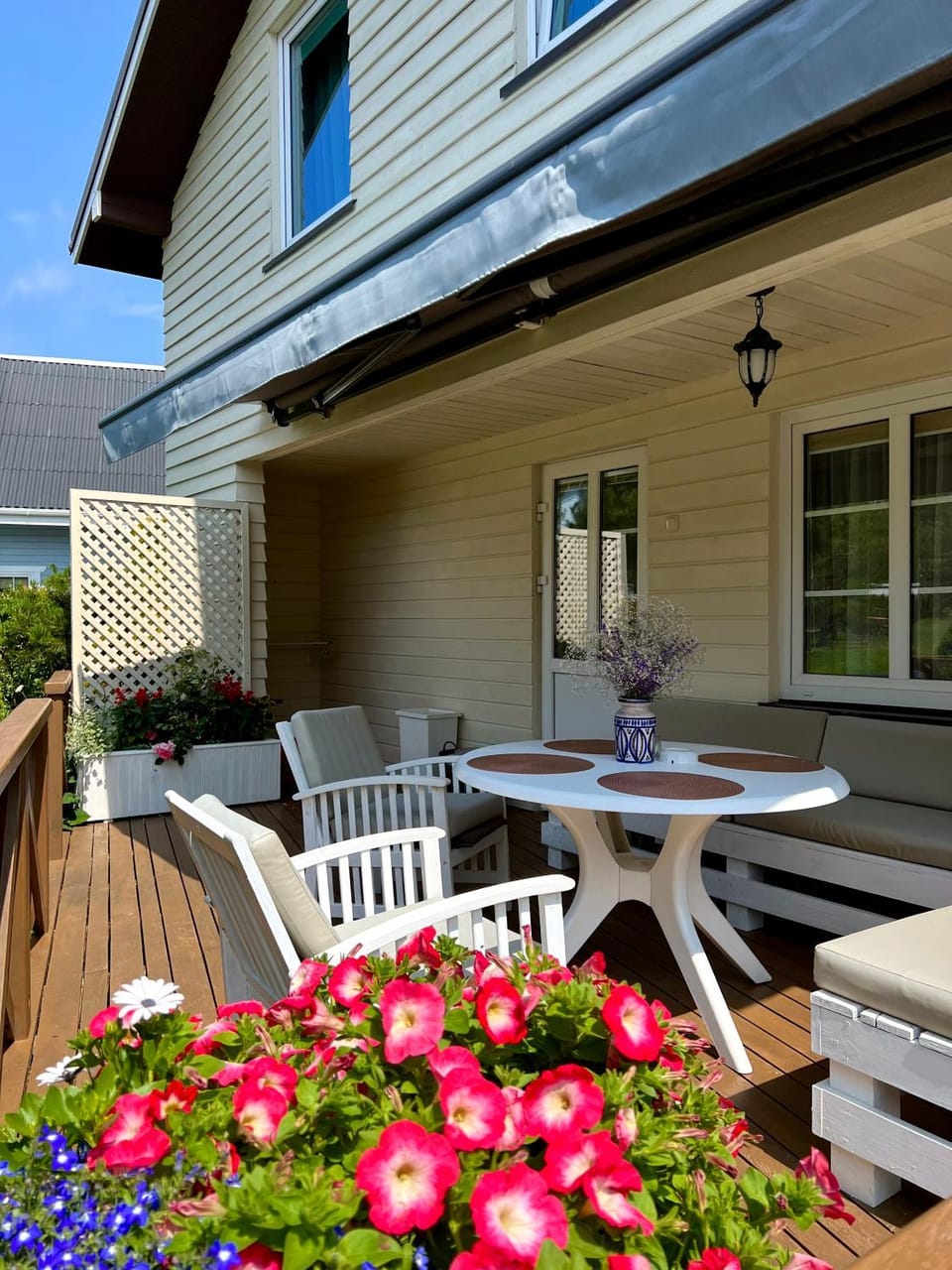 Property building, Balcony/Terrace, Dining area