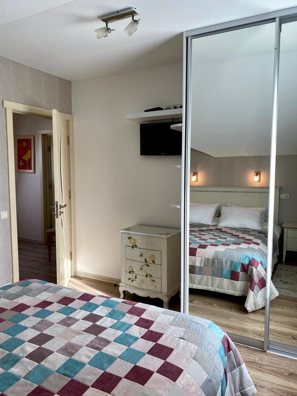 Bed, TV and multimedia, Photo of the whole room, Bedroom