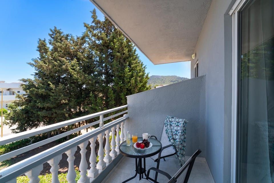 Patio, Day, View (from property/room), Balcony/Terrace, Food and drinks, Dining area, Food