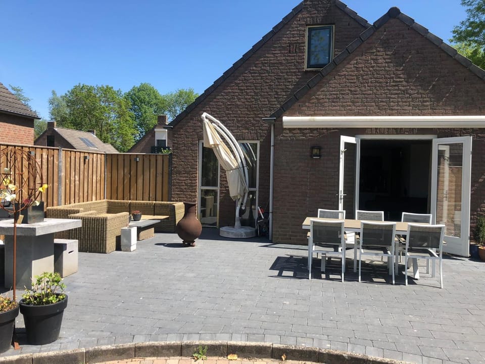 Day, Dining area