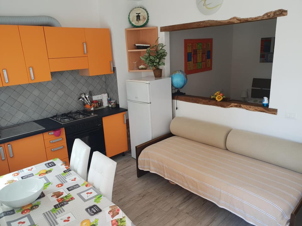 Coffee/tea facilities, Kitchen or kitchenette, Seating area, Dining area