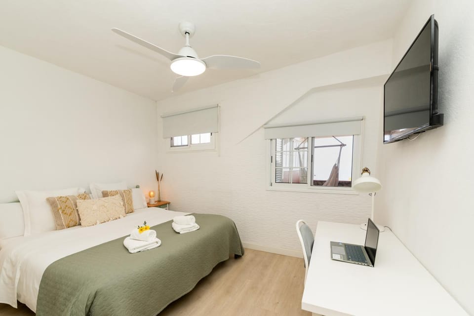 Bed, TV and multimedia, Photo of the whole room, Bedroom, towels