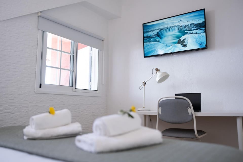 Bed, TV and multimedia, Photo of the whole room, Bedroom, towels
