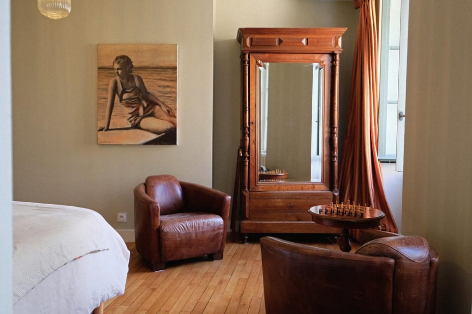 Property building, Bed, Photo of the whole room, Decorative detail, Bedroom, furniture, wardrobe