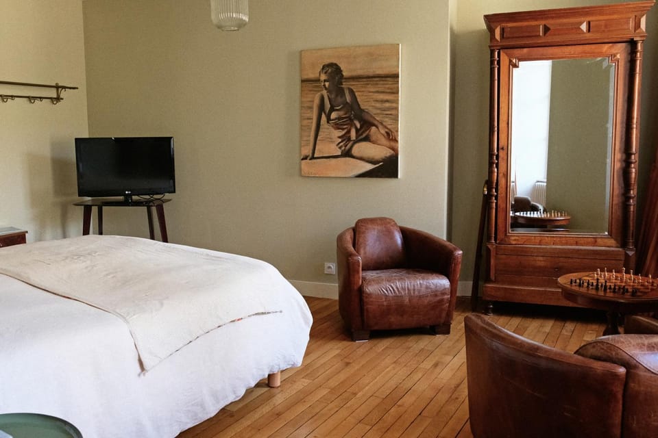 Property building, Bed, TV and multimedia, Coffee/tea facilities, Photo of the whole room, Decorative detail, Bedroom, furniture, wardrobe