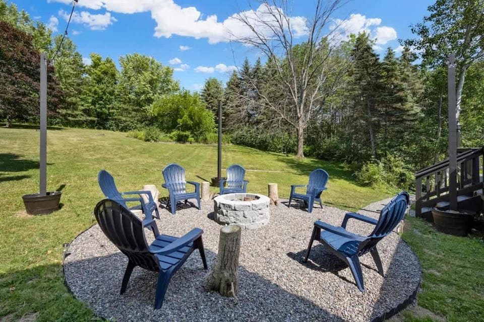 *NEW* Large Backyard ~ Game Room ~ Firepit ~ Lake House in Spafford