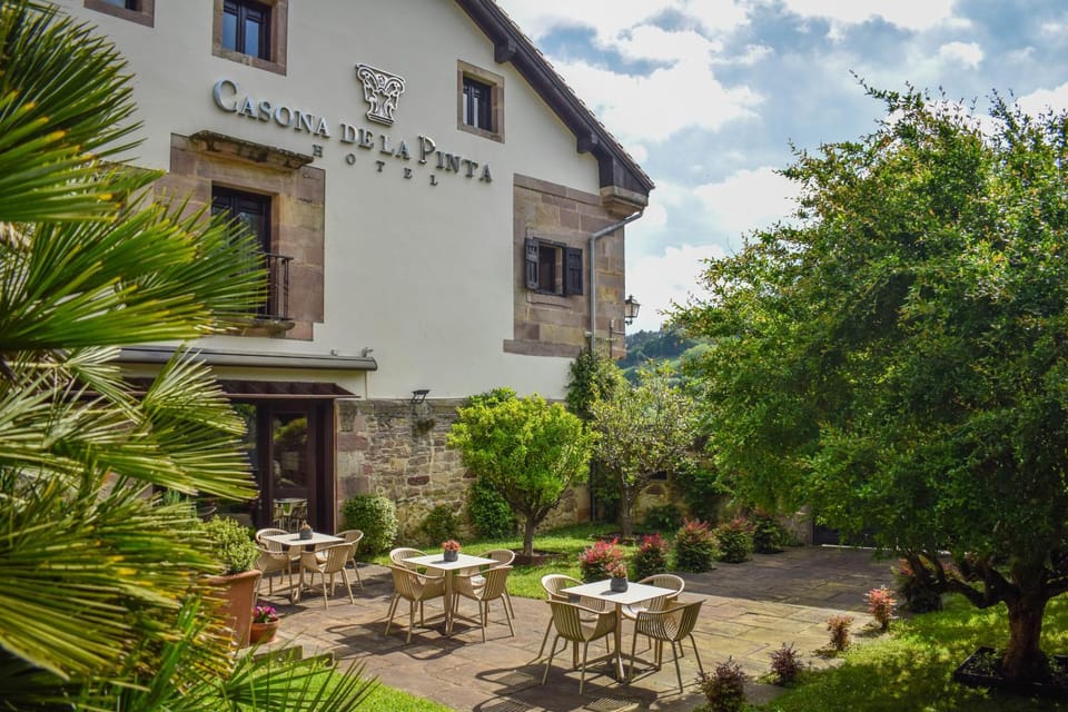 Property building, Facade/entrance, Garden, Balcony/Terrace, Breakfast