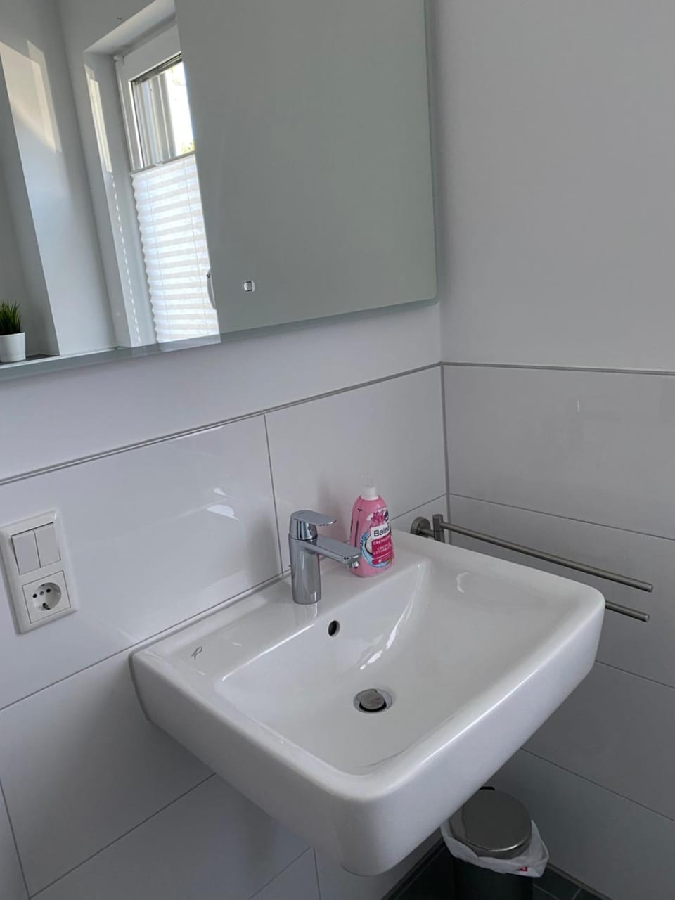 Messezimmer nahe der Düsseldorfer Messe mit eigenem Eingang und gratis Minibar Bed and Breakfast in Dusseldorf