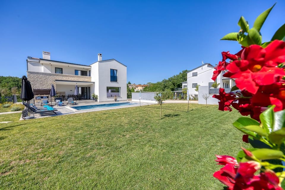 Property building, Garden, Swimming pool