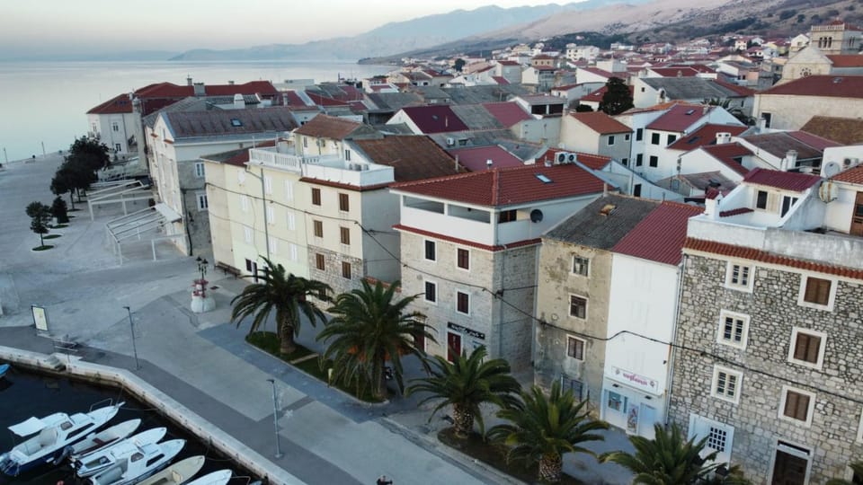 Property building, Off site, Neighbourhood, Natural landscape, Bird's eye view, View (from property/room), Other, Photo of the whole room, Hiking, Cycling, City view, Landmark view, Mountain view, Sea view, Street view, Time of day, Quiet street view