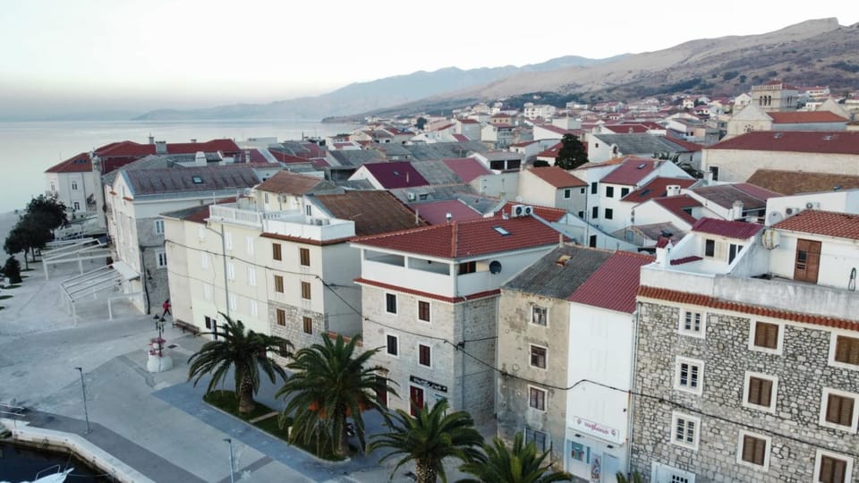 Property building, Neighbourhood, Natural landscape, Bird's eye view, View (from property/room), Photo of the whole room, City view, Garden view, Landmark view, Mountain view, Sea view, Street view, Time of day, Quiet street view