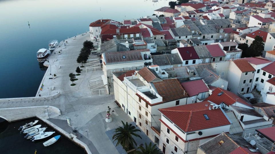 Property building, Neighbourhood, Natural landscape, Bird's eye view, View (from property/room), Photo of the whole room, City view, Garden view, Landmark view, Sea view, Street view, Time of day, Quiet street view