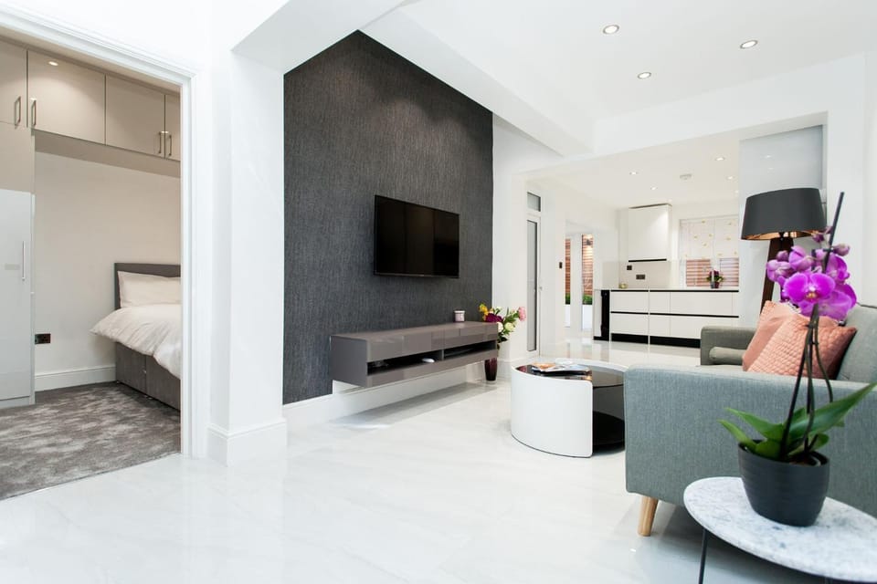 Communal lounge/ TV room, TV and multimedia, Living room, Seating area, Evening entertainment