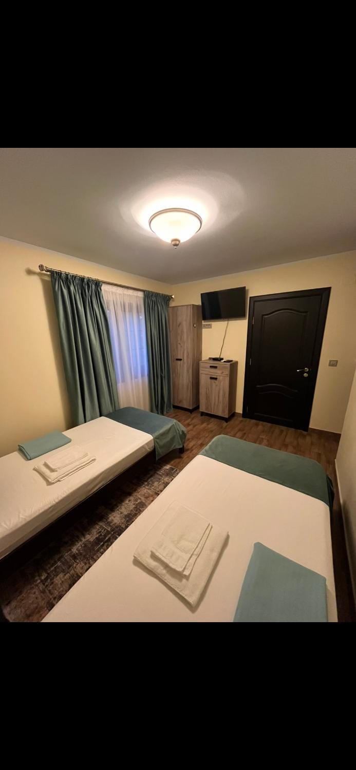 Bathroom, TV and multimedia, Coffee/tea facilities, Photo of the whole room, towels, wardrobe, air conditioner