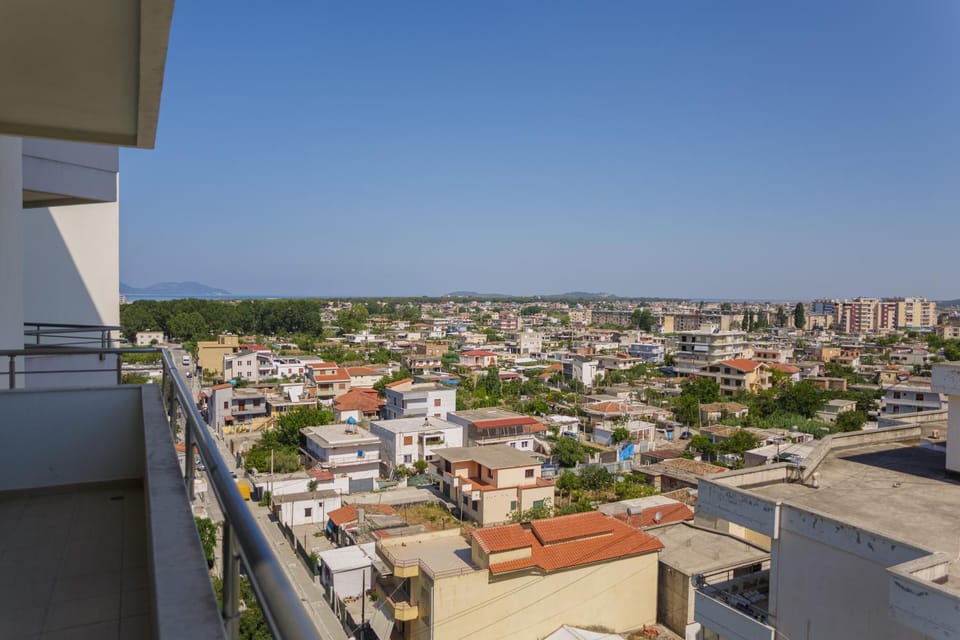 Property building, Day, Neighbourhood, Natural landscape, Sea view, Street view, Location