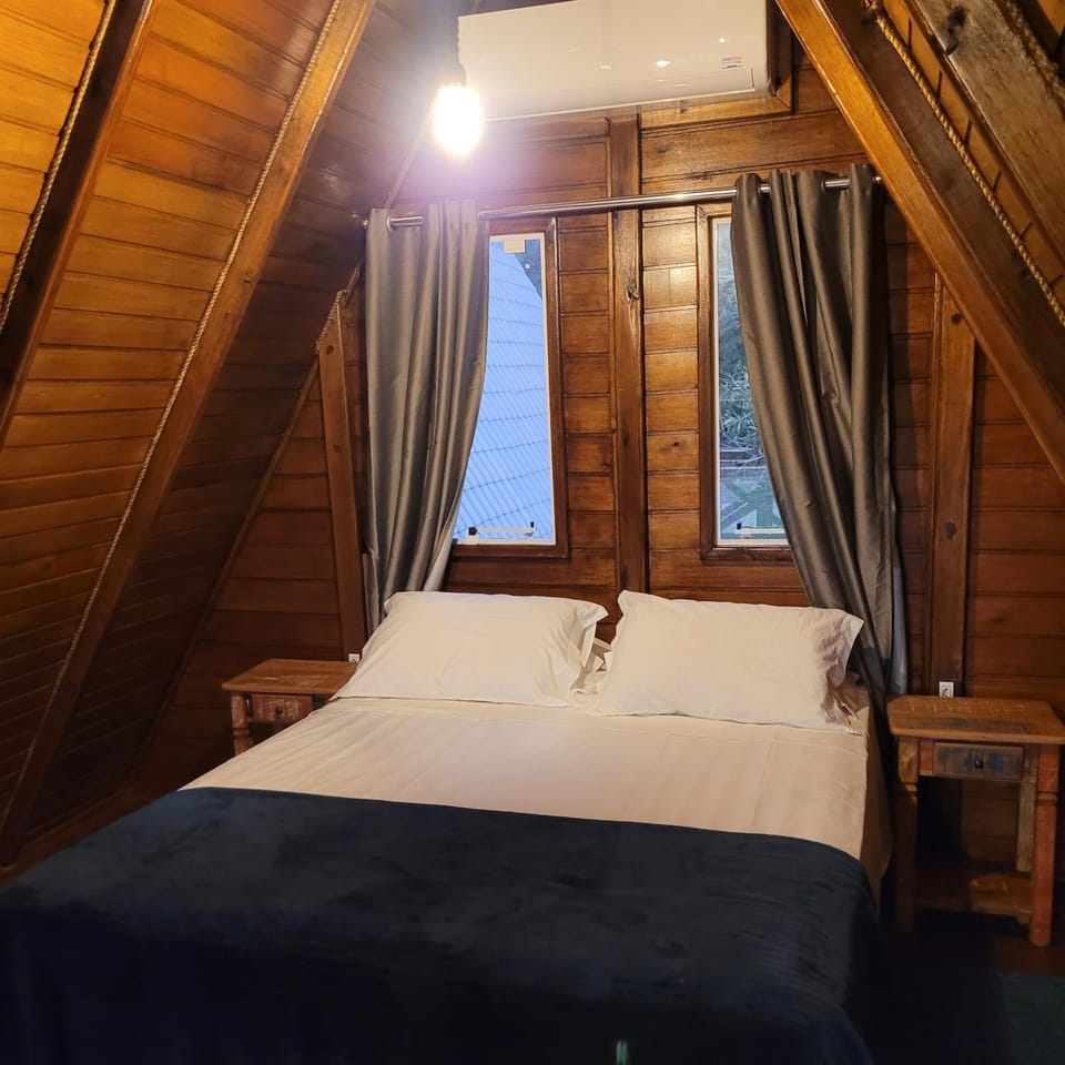 Bed, Photo of the whole room, Bedroom, bidet, air conditioner