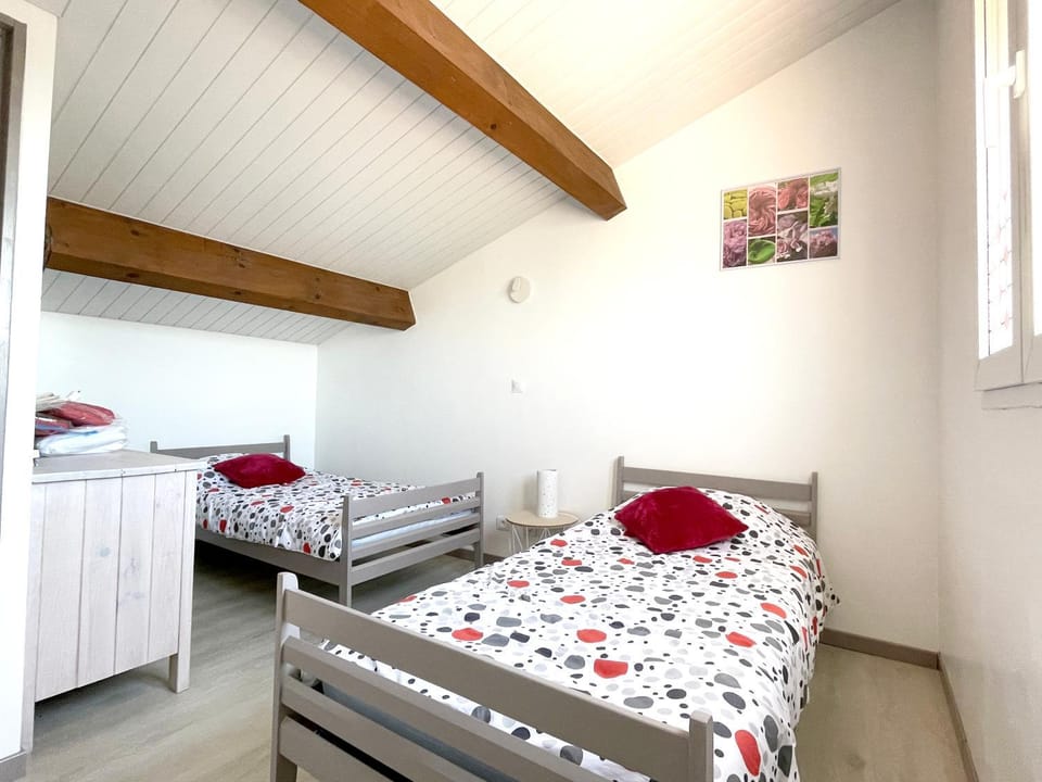 Bed, Photo of the whole room, Bedroom