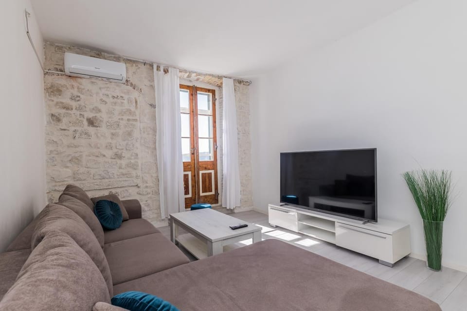 TV and multimedia, Living room, Seating area, air conditioner