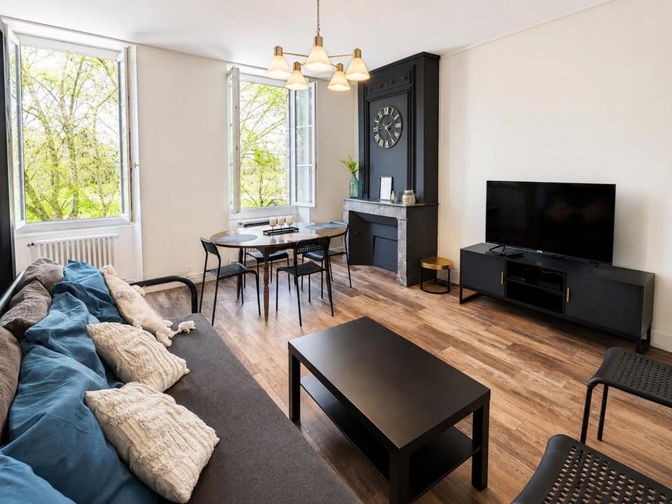 TV and multimedia, Living room, Lounge or bar
